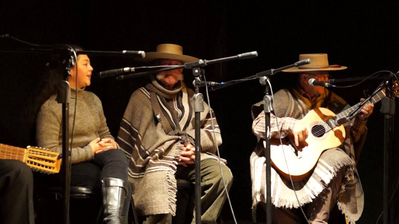 Don Arnordo Madariaga en el banquillo. 19 Encuentro de Payadores Banco Estado 2013.