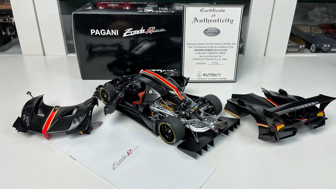 1:18 Pagani Zonda Revolucion (Black Carbon Fiber) - Autoart Signature