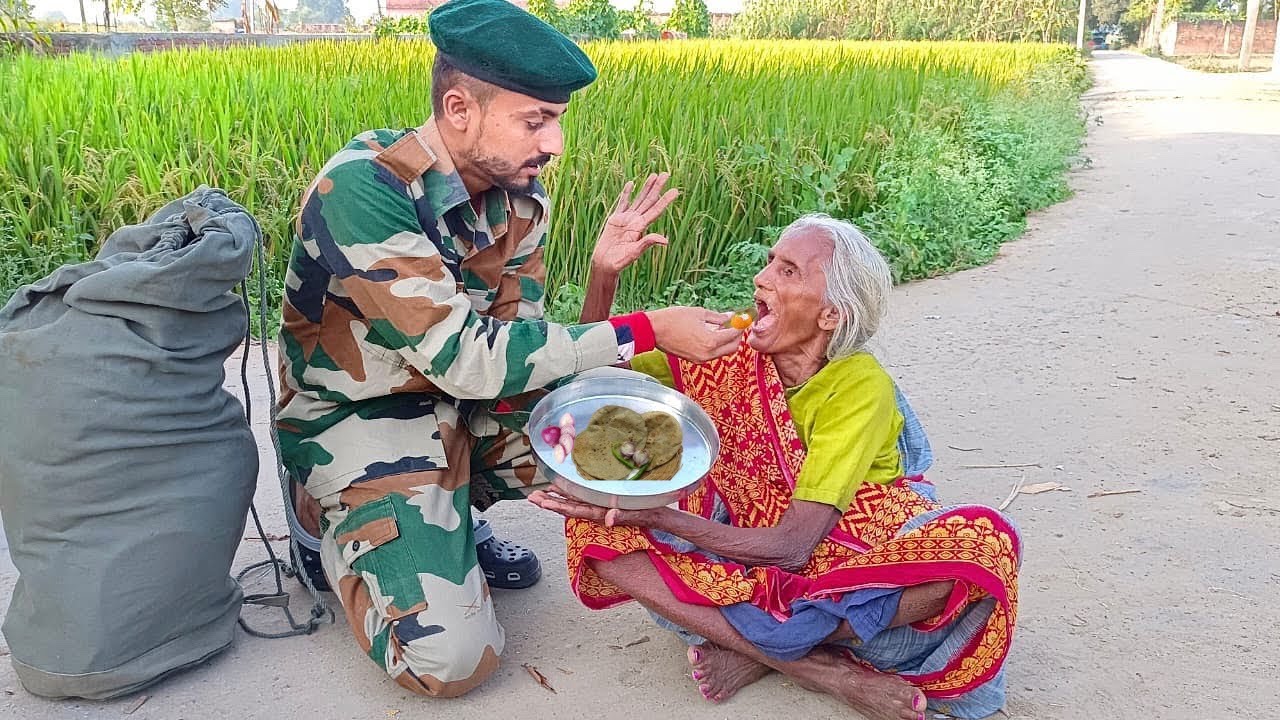 बेटा गया आर्मी में तो बहु ने बूढ़ी सास को घर से निकाल दिया