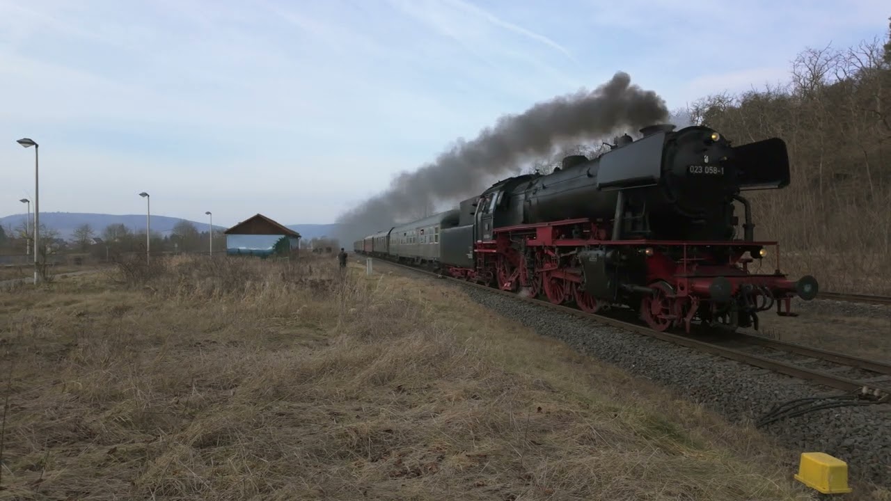 🚂Dampfsonderzug Schneeflocke f&auml;hrt mit Dampflok 23 058-1 in Grimmenthal ein
