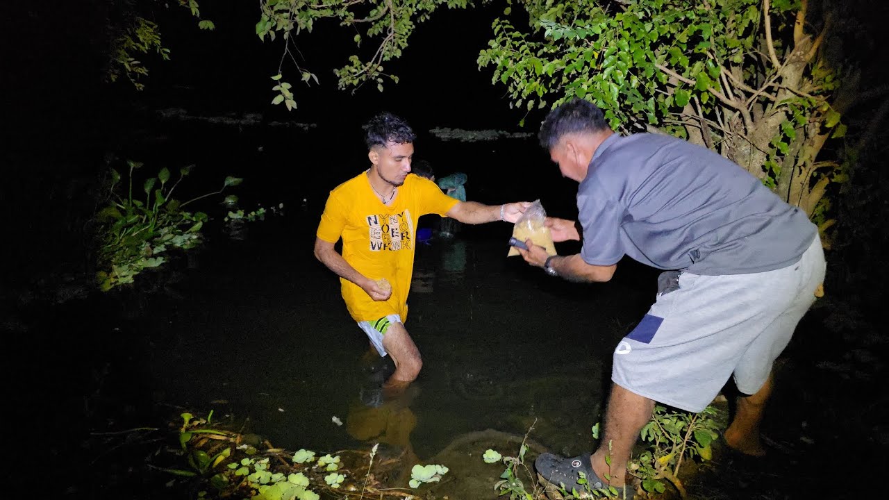 los benimos de pesca nocturna y a rambo lo atacaron los mosquitos 