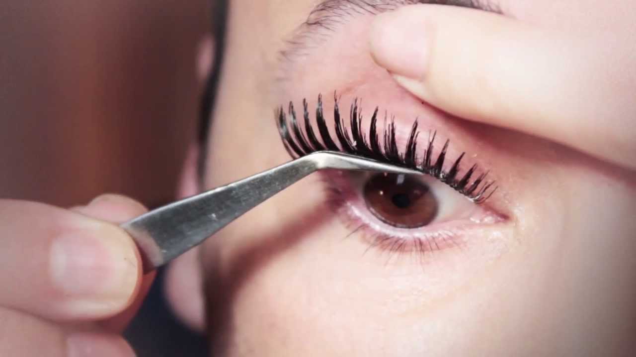 Como Aplicar Cilios Postiços com Aplicador na parte Inferior dos Cílios