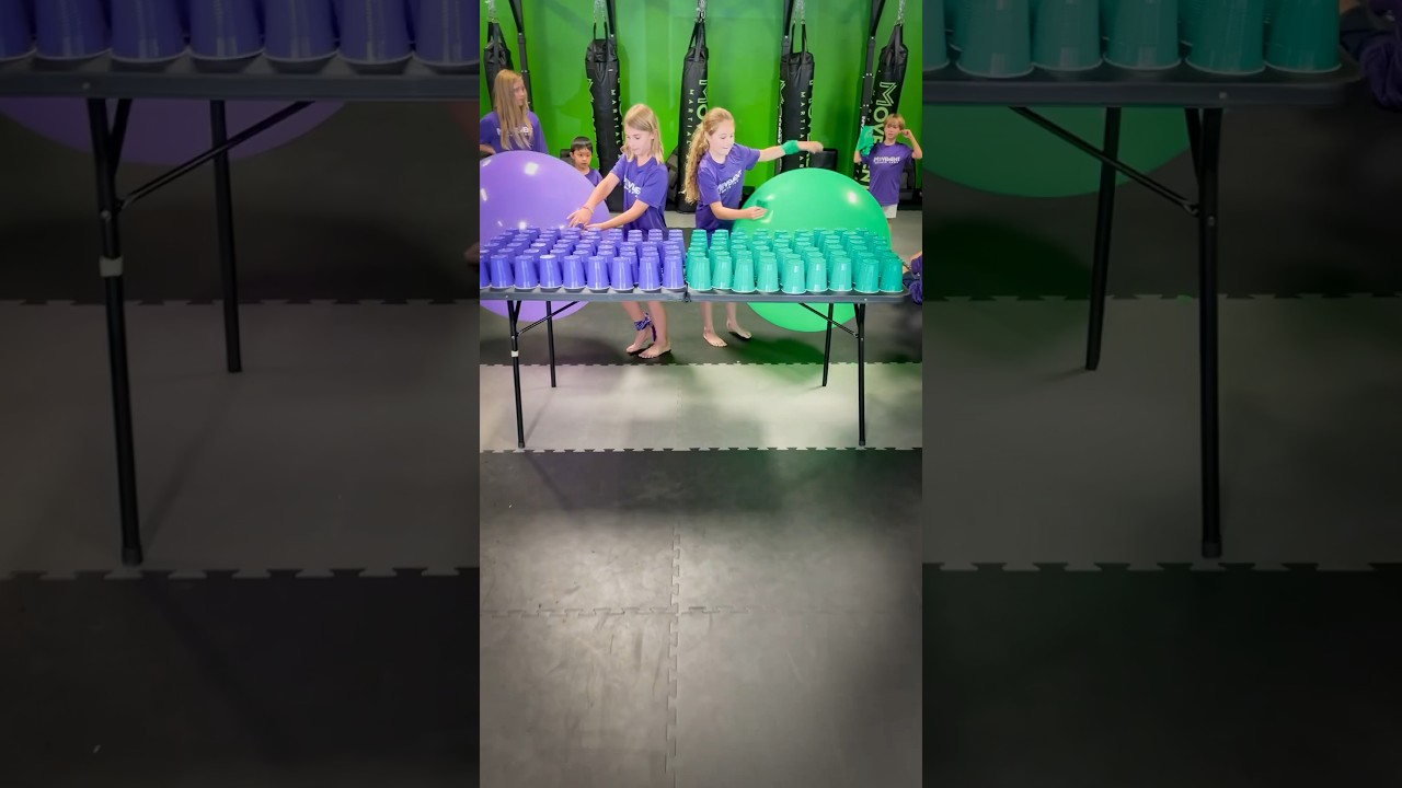 🙀 CHALLENGE 🙀 Purple 🟣 vs Green 🟢 #shortshorts #balloons #cups #fun