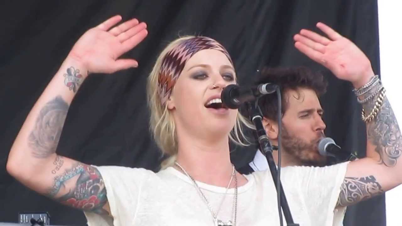 Gin Wigmore performing 