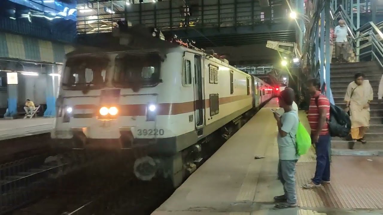 12936 Surat Bandra Terminus INTERCITY Express Arrival at Andheri, Western Railways, Mumbai