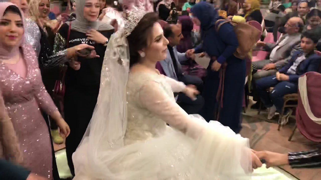 صحابها فاجئوها والعروسه خدودها تحمر من المفاجاءه