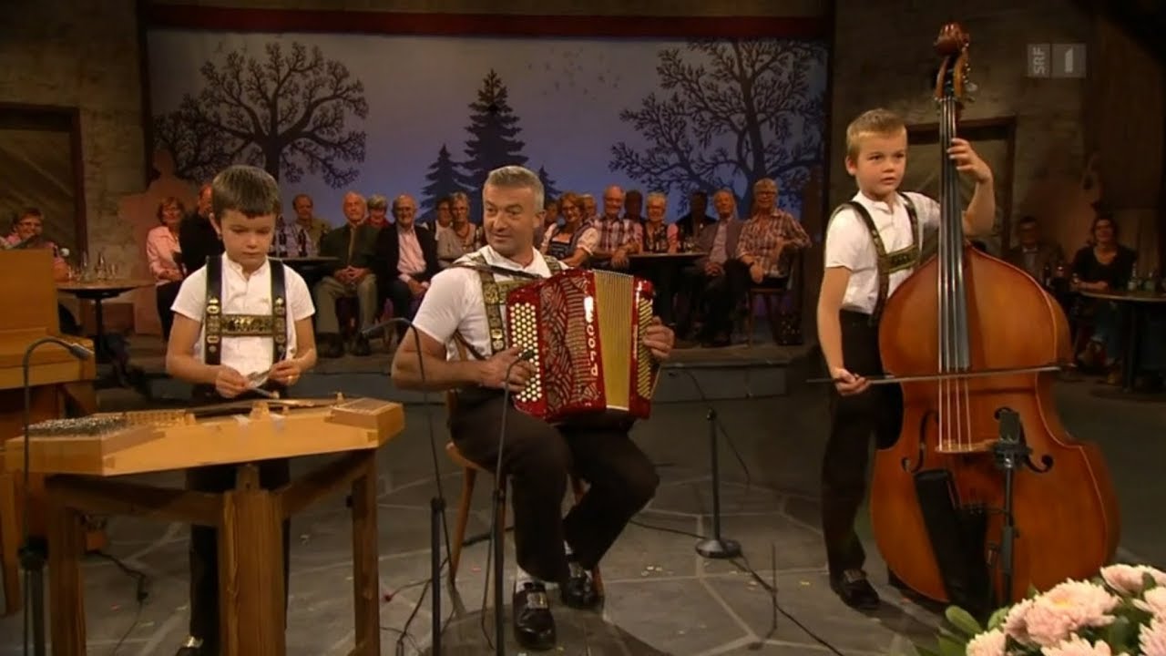 Familienkapelle T&uuml;&uuml;fner Gruess - Vater Werner Nef mit Nino am Hackbrett und Kilian am Bass 2018