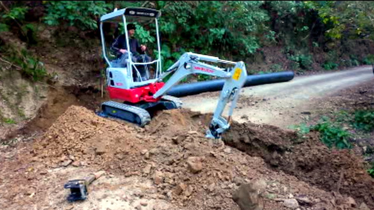Установка водопропускной трубы с помощью мини-экскаватора — Takeuchi TB217R