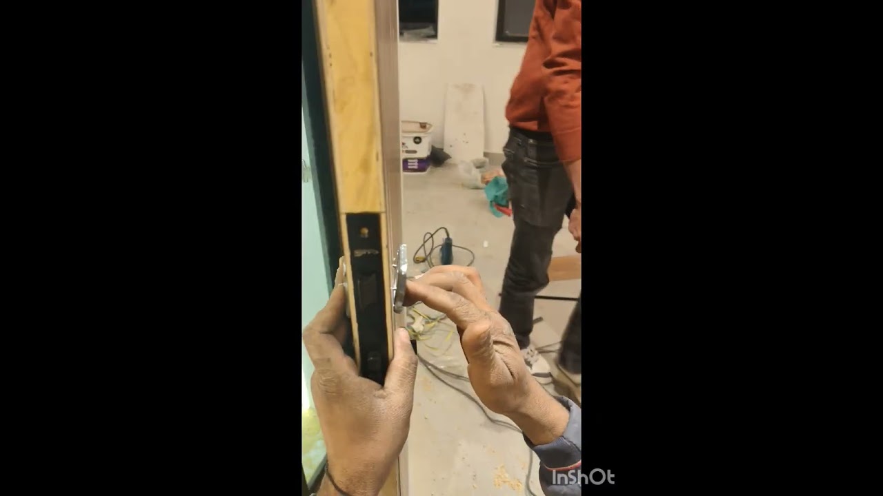 Wooden door hendal lock kese laga @MrAmazingWorks @amazingworkza7836 @dehradunvloggerrashmisharm2767
