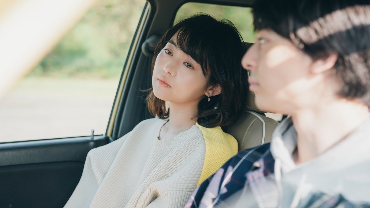高杉真宙&times;伊藤万理華、朝焼けの車中告白シーン解禁！  映画『架空の犬と嘘をつく猫』