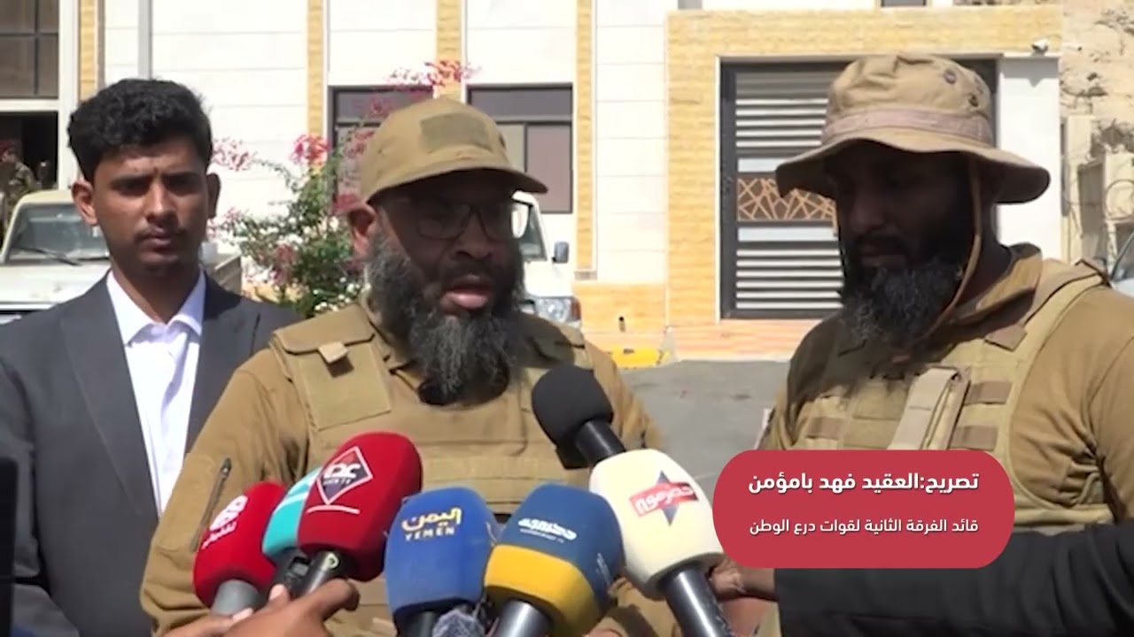 محافظ حضرموت يناقش الأوضاع العسكرية والأمنية ويشيد بجهود تطبيع الحياة بالمحافظة