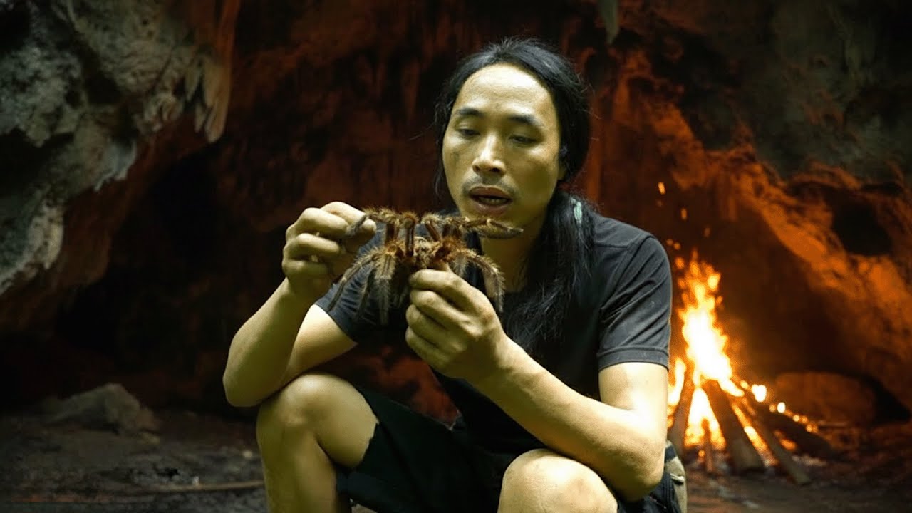 Alone in the Tropical Forest | Following Wild Boar Tracks, Eating Insects to Survive