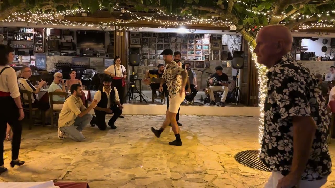 Ζεϊμπέκικο με τουρίστες - Poliou House
