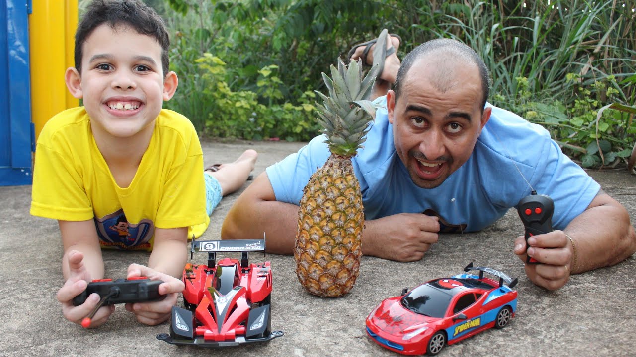LUCAS E PAPAI BRINCAM COM SUPER CARRINHO DE CONTROLE REMOTO