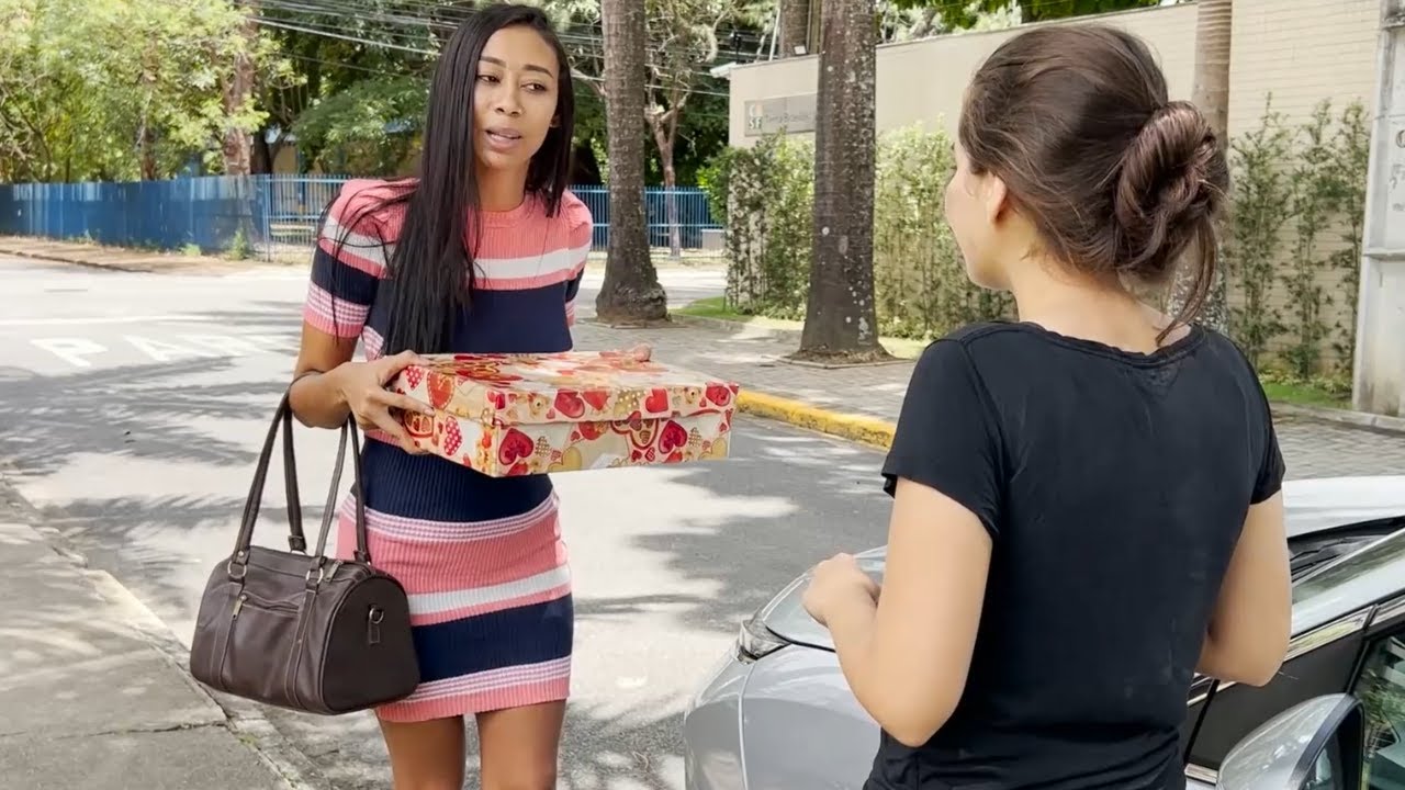 Esse Presente INÚTIL Mudou a Vida Dessa Moradora de Rua 😭