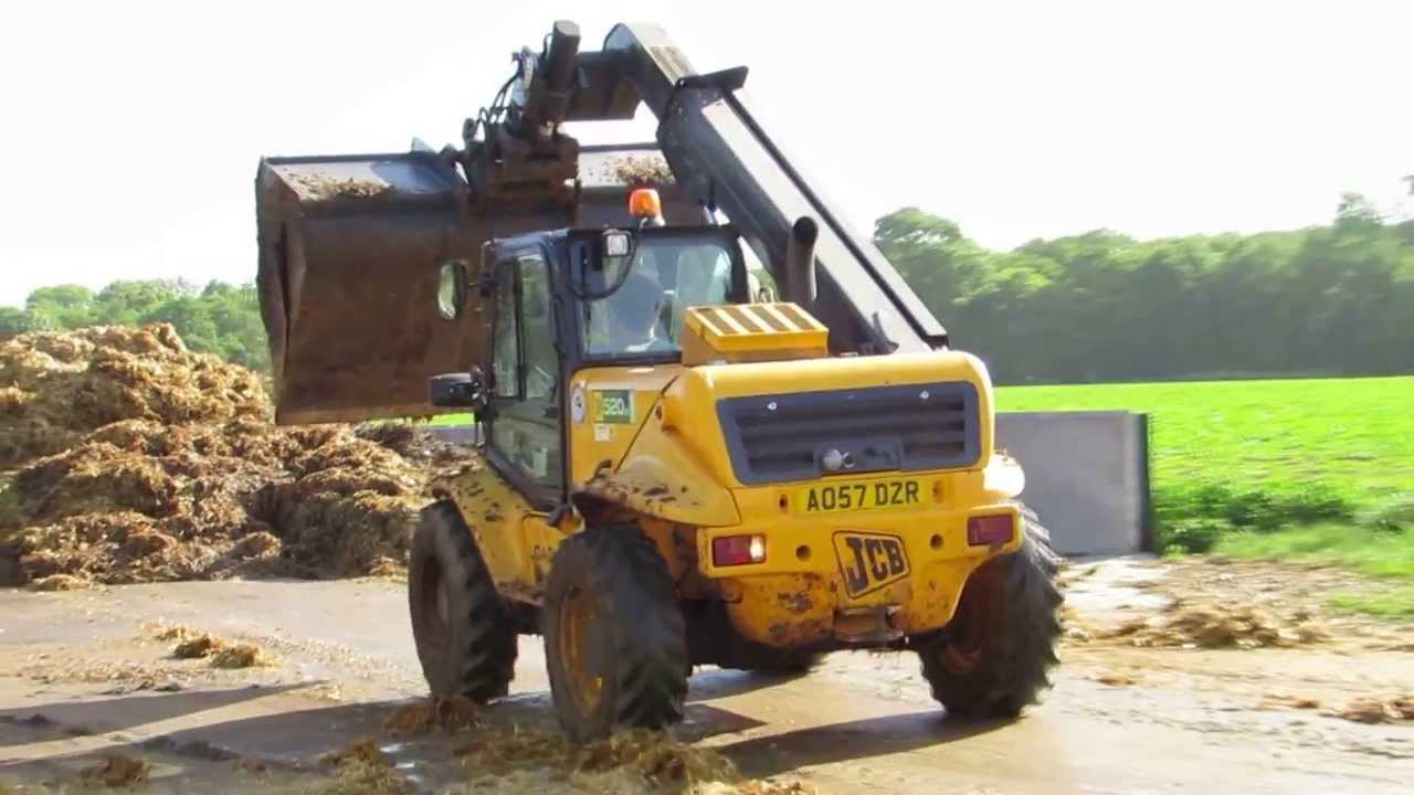 JCB 520-50 loadall mucking out pigs