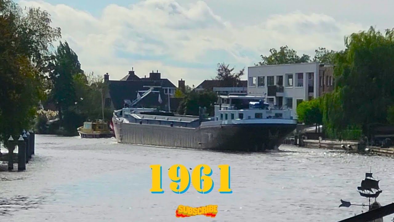 ARDITO 1961, голландская речная грузовая баржа. Проходит через мост Свенсвейкбрюг. Старые корабли.