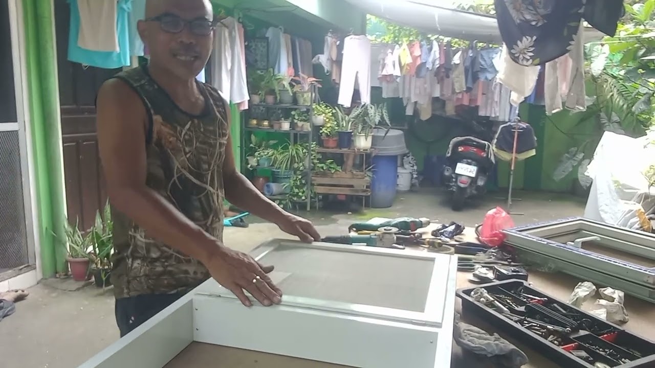 Malinis  at pulido n awning screen window.