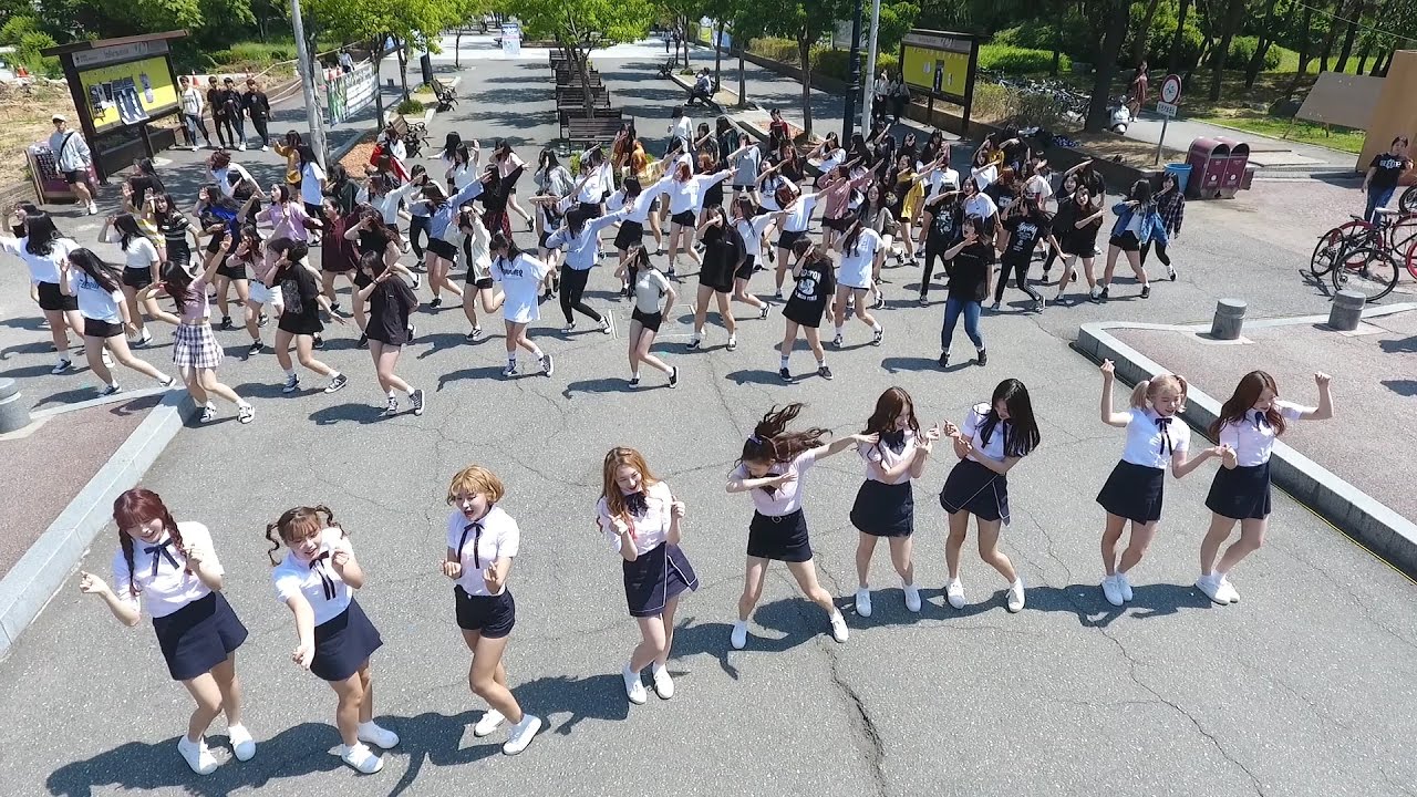 MOMOLAND(모모랜드) '어마어마해' 플래시몹…100여 명 팬들과 함께 (Wonderful love, Flashmob)