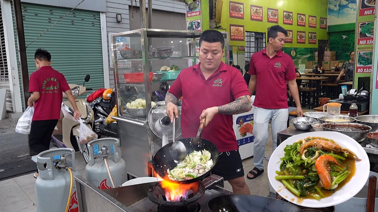 Phát hiện quán hủ tiếu xào hải sản chất lượng như nhà hàng, khách đông nườm nượp