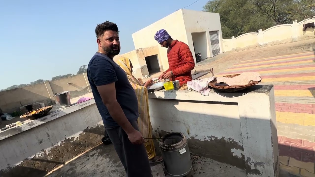Makes tenduri roti with sweet bhanjas