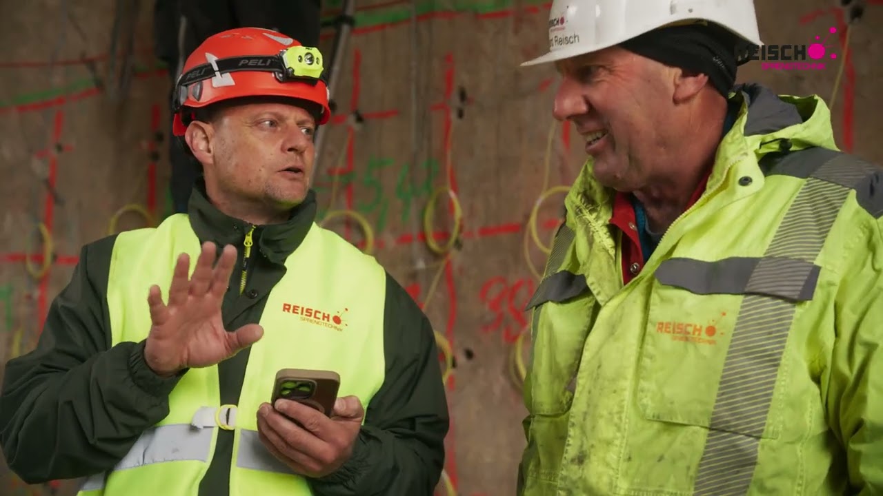 Kamin-Sprengung in zwei Teilen, 60 Meter über dem Boden