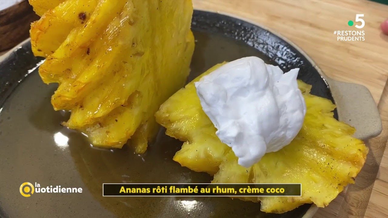 Recette : Ananas rôti flambé au rhum, crème coco - La Quotidienne