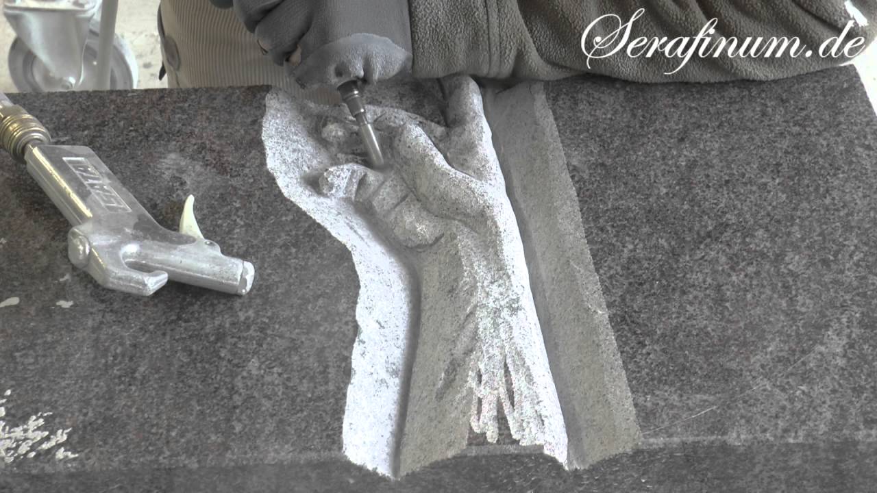 Grabstein Naturstein Granit &bull; Michelangelo-Motiv &bdquo;Die Ber&uuml;hrung&ldquo; &bull; Serafinum.de