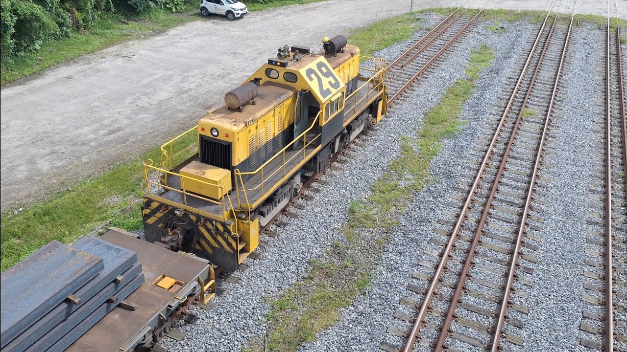 GE100TON Da Usiminas °n 29 Manobrando vagões de placa de aço para dentro de usina, IPG Piaçaguera.