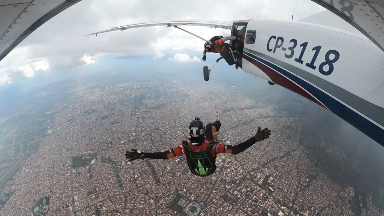 PARACAIDISMO - STADIUM FELIX CAPRILES - Cochabamba, BOLIVIA 🇧🇴 - CESSNA CARAVAN - WILSTERMANN