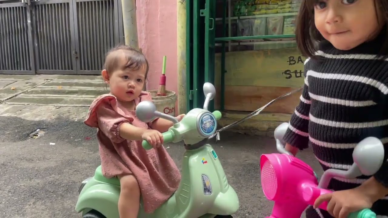 Main motor motoran!! Ceisya seneng banget naik motor motoran!! 
