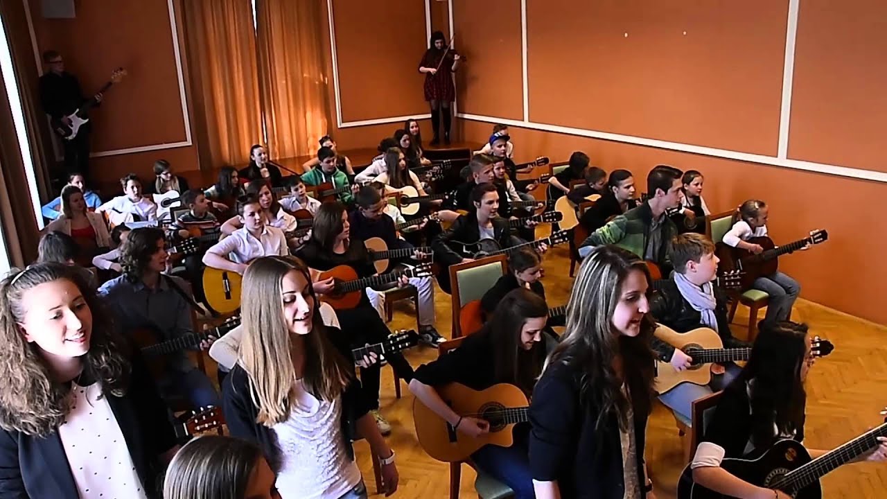 Gyöngyhajú lány