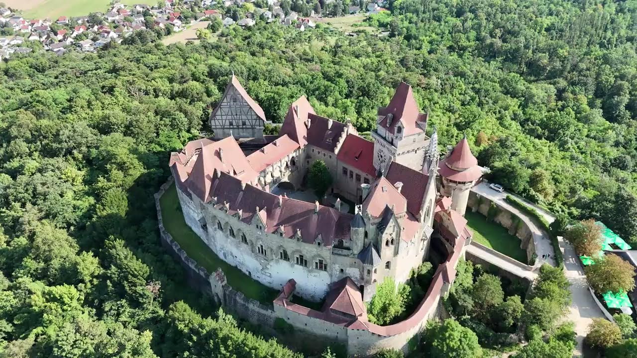 Burg Kreuzenstein Leobendorf im Bezirk Korneuburg in Niederösterreich (Austria) Drone 4K