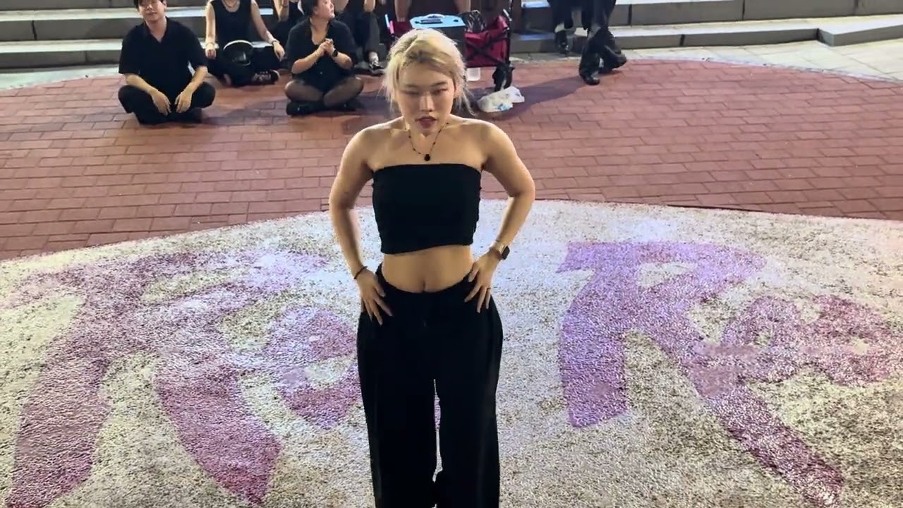 HONGDAE K-POP SOLO BUSKING (BEOUR CREW) - [Hwasa] Maria (3)