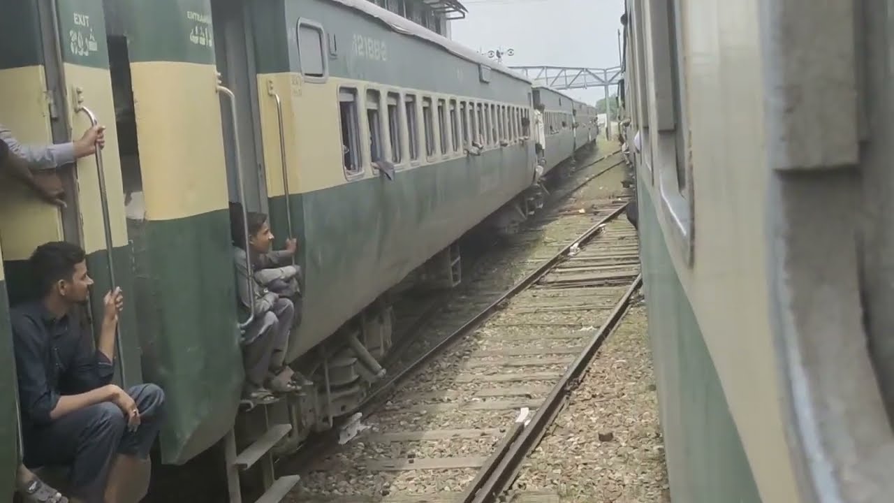 Gujranwala to Gujrat railway station #jaffarexpress  #zcu20 #pakistanrailways #trains #india