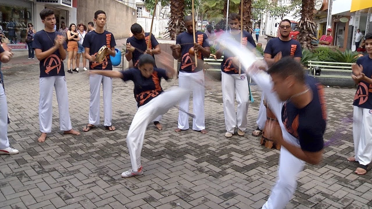 DIVIN&Oacute;POLIS: Projeto de capoeira incentiva jovens