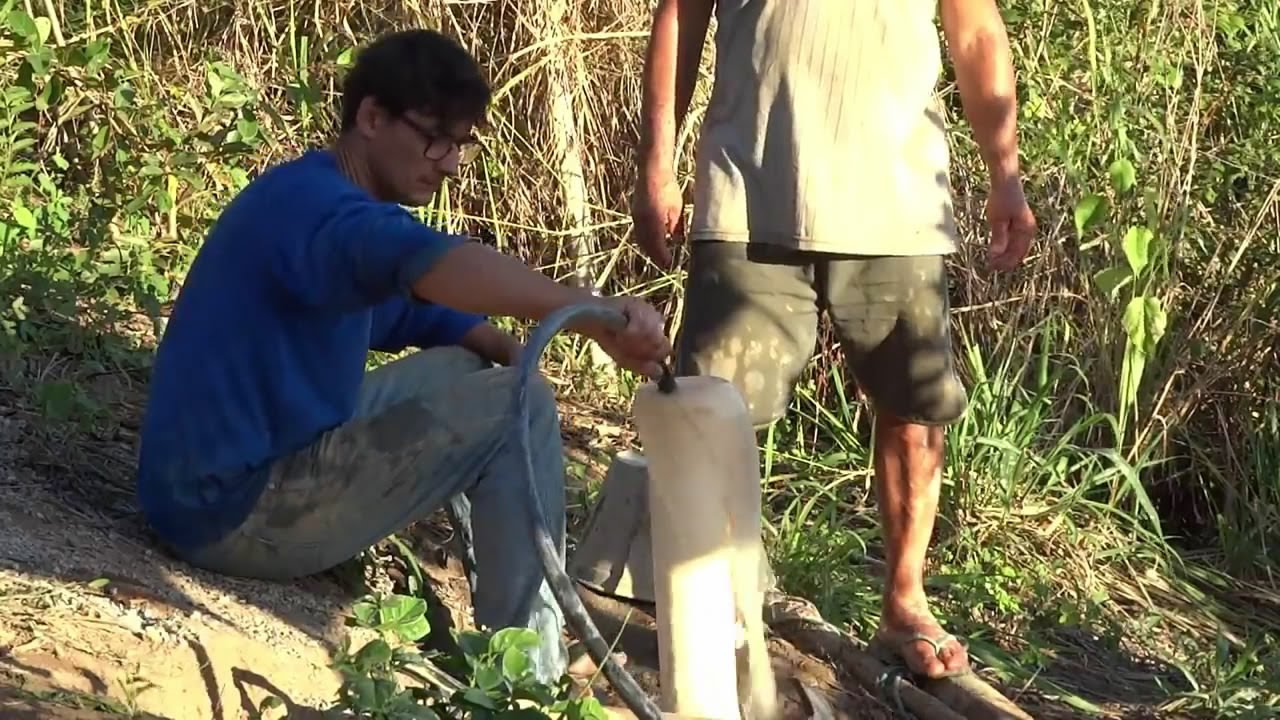 Furando e encamisando poço com perfurador de solo e compressor de ar. trabalho manual completo.