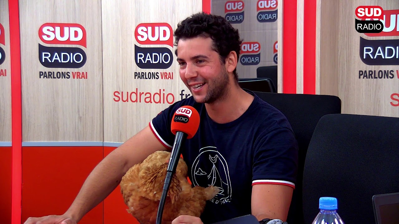 Monique, la poule de Guirec Soudée, au studio de Sud Radio !