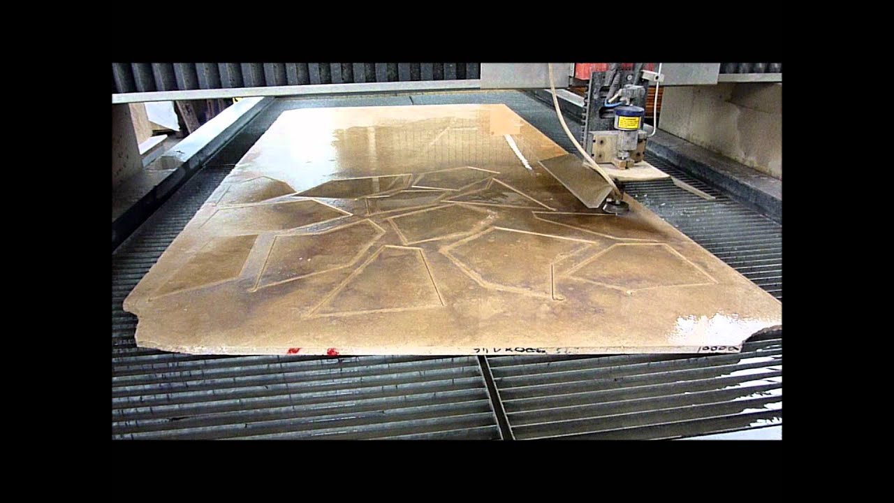 Wasserstrahlschneiden von Polygonalplatten
