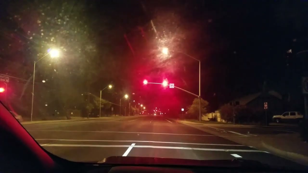Malfunctioning Traffic Light (with green flashes) in Mesa, Arizona (first flash about 8 seconds in)