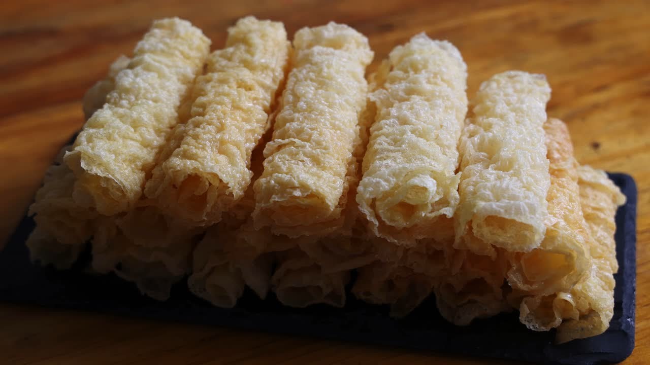 【自制响铃卷】从干黄豆开始做成响铃卷，吸满汤汁，入口即化