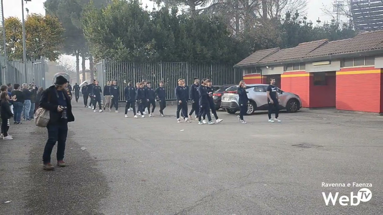 I tifosi salutano il Ravenna FC in partenza per Livorno