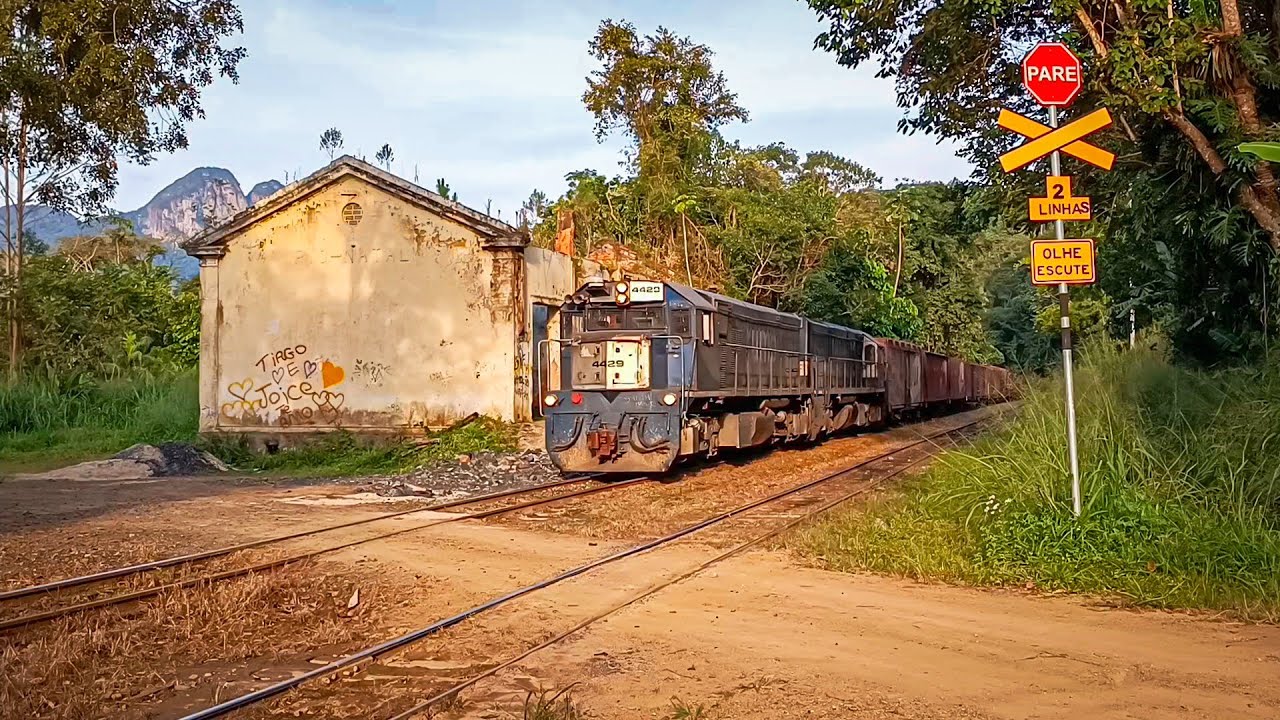 Passagem de um trem pela esquecida estação ferroviária de Rio Natal
