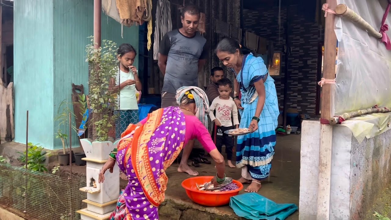 आई सोबत आज पहील्यांदा एका नविन गावात मांदेली मच्छी विकाय गेलो । कोकणातील सुंदर गाव । सुंदर संध्याकाळ