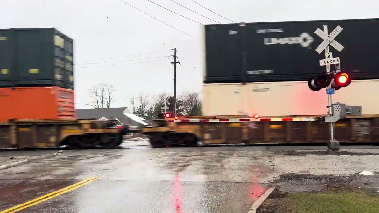 Csx 520 leads intermodal Willoughby ohio 