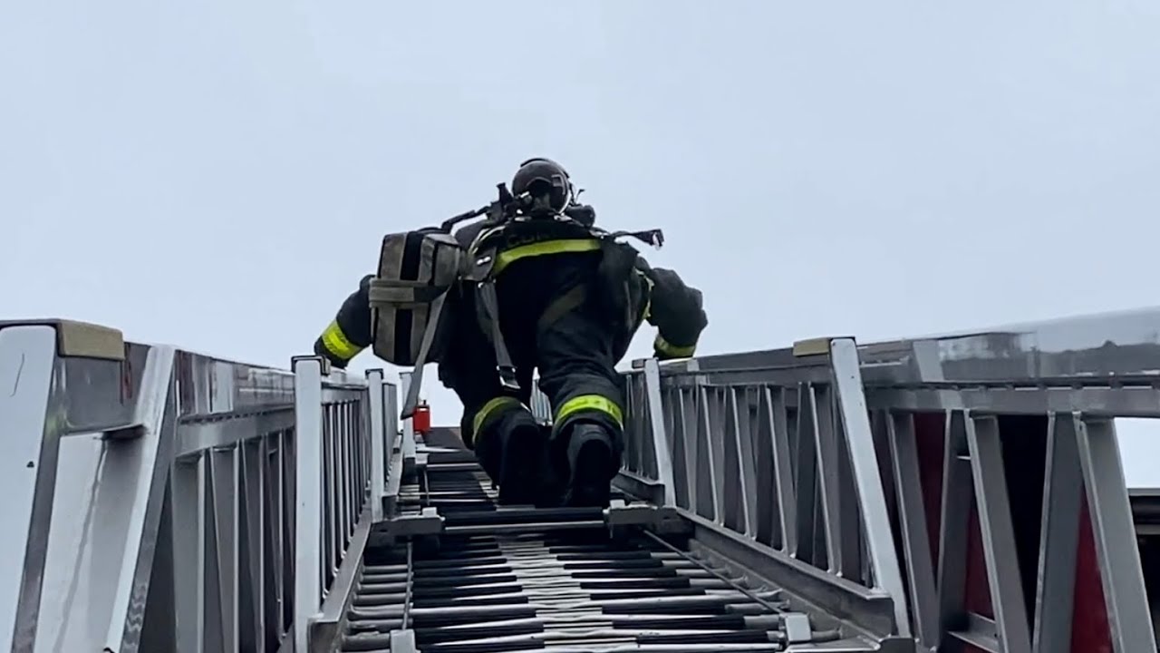 🌟 PRE ARRIVAL 🌟 FDNY Manhattan 2 & 2 Box 1071 Stove Fire 3rd Floor Knocked by Sprinklers