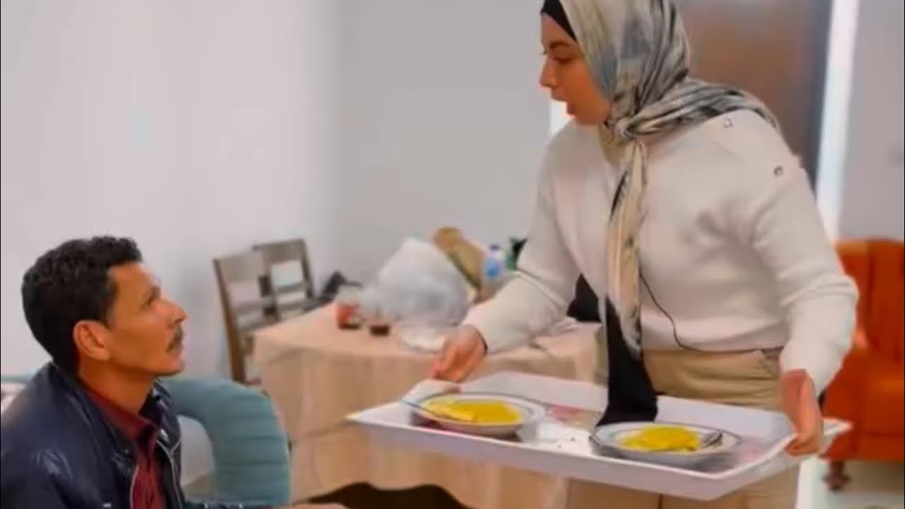 شالت الاكل من قدام حماها شاهد رد فعل زوجها   !