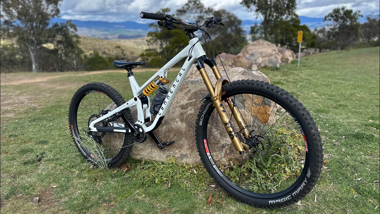 Commencal META SX V5 Pure White in PODIUM GOLD FOX 38 NBD