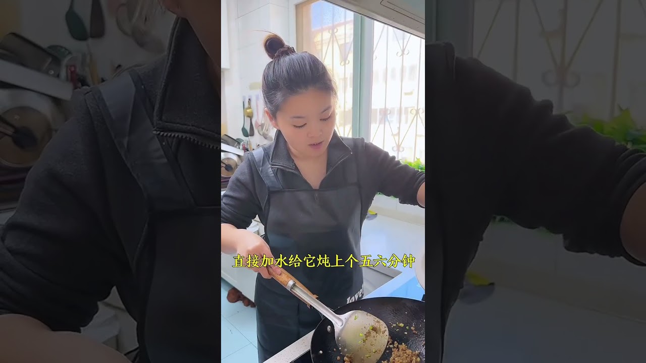 今天又来吃# 油泼面 了，做的高配的# 三合一油泼面 自己做的面条也是特别劲道，真的太好吃了！# 在家做美食 # 面食# 油泼面调料