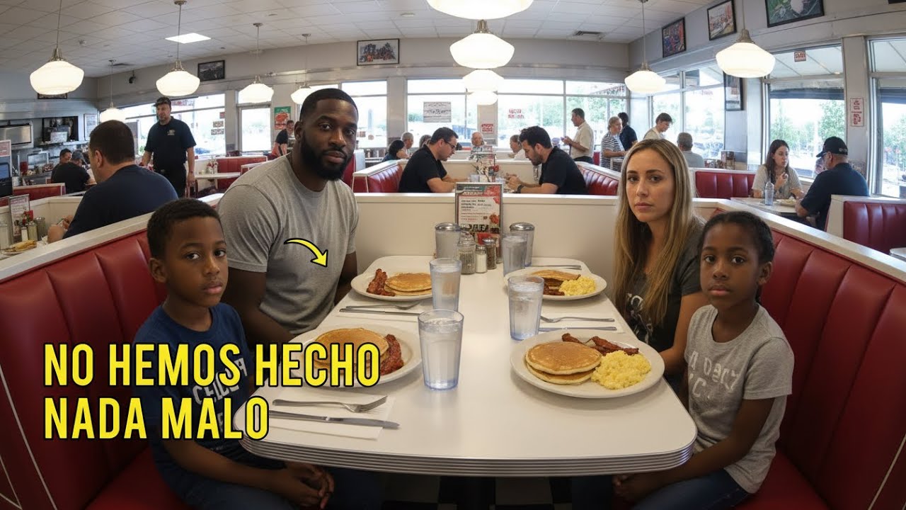 Policía racista expulsa a familia negra de un restaurante — el dueño interviene